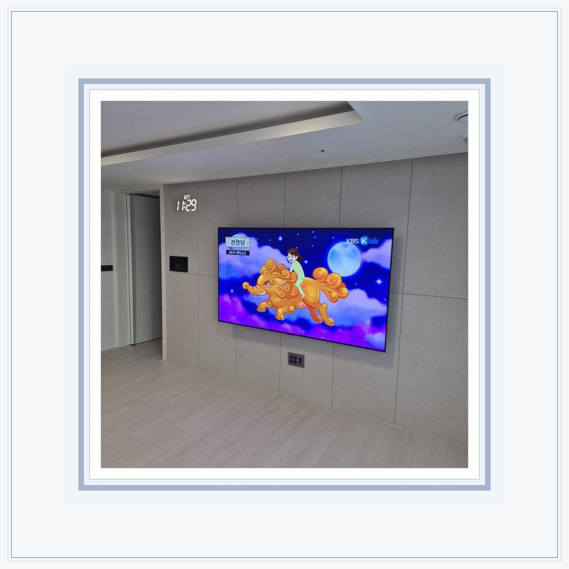 파주 운정 일산 TV 이전과 철거 견적 관련 설치 참고 사진 3 · 제품별 HDMI·랜·전원 연결 방향 차이를 검토하는 과정
